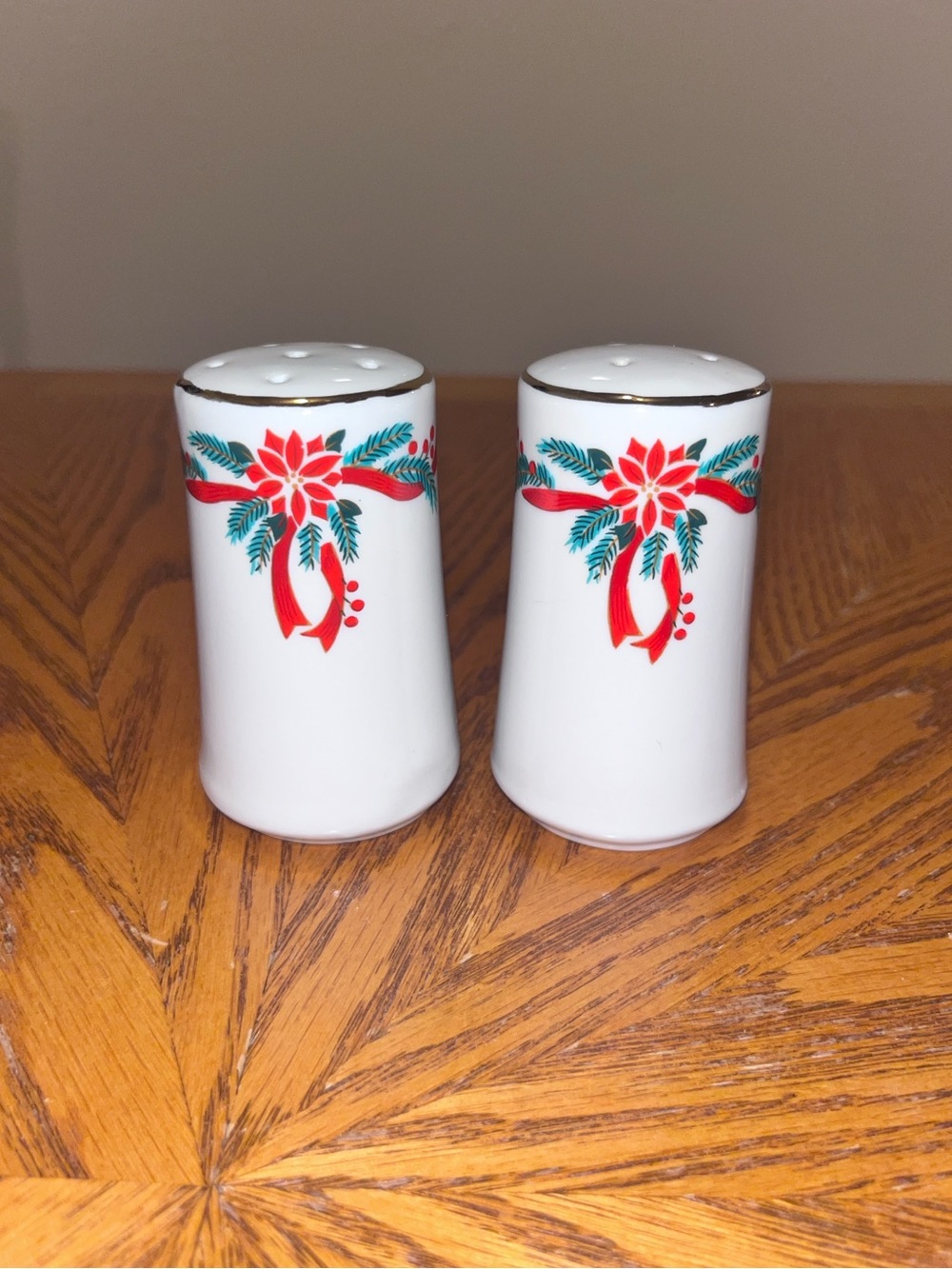 Tienshan Fairfield Fine China Christmas Poinsettia&Ribbons Salt & Pepper Shakers